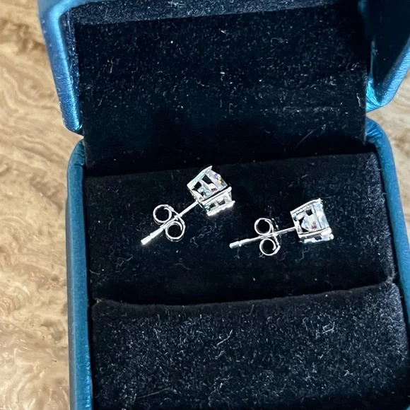 Moissanite stud earrings - Picture 2 of 6
